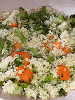 Una foto de Quinoa con brócoli y zanahorias