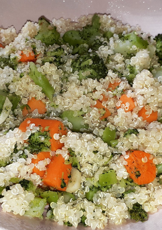 Una foto de Quinoa con brócoli y zanahorias