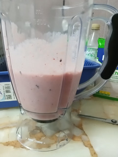 Una foto de Licuado de 🍇🍌🍎🍐🍓