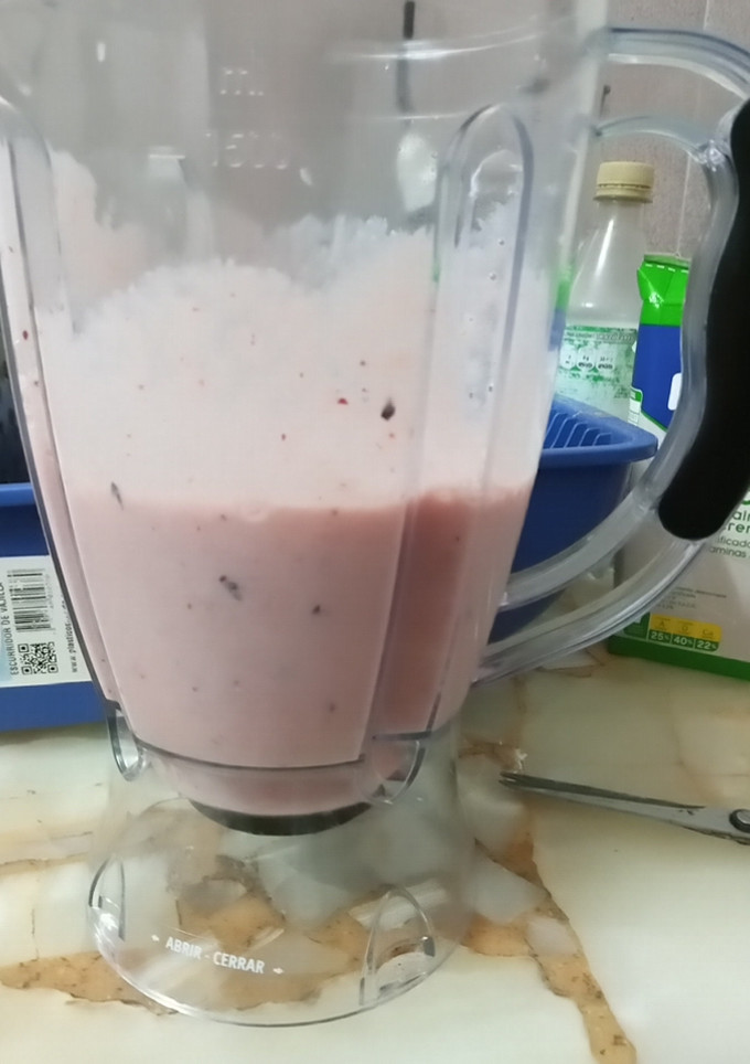 Una foto de Licuado de 🍇🍌🍎🍐🍓