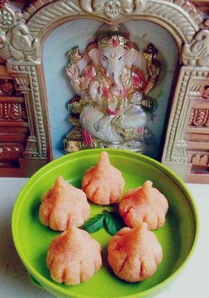 कोकोनट गुलकंद मोदक (coconut gulkand modak recipe in marathi) रेसिपी चे मुख्य फोटो 