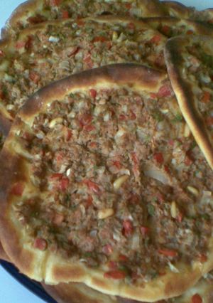 A picture of Meat pies: Lahm B3ajeen.