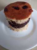 Torre de fruta confitada, bayas, crema de chocolate