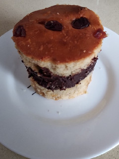 Una foto de Torre de fruta confitada, bayas, crema de chocolate