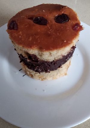 Una foto de Torre de fruta confitada, bayas, crema de chocolate