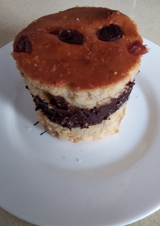 Una foto de Torre de fruta confitada, bayas, crema de chocolate