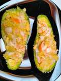 Avocat farci à la salade de scampis, surimi et mangue