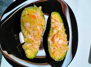 Une photo de Avocat farci à la salade de scampis, surimi et mangue