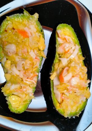 Une photo de Avocat farci à la salade de scampis, surimi et mangue