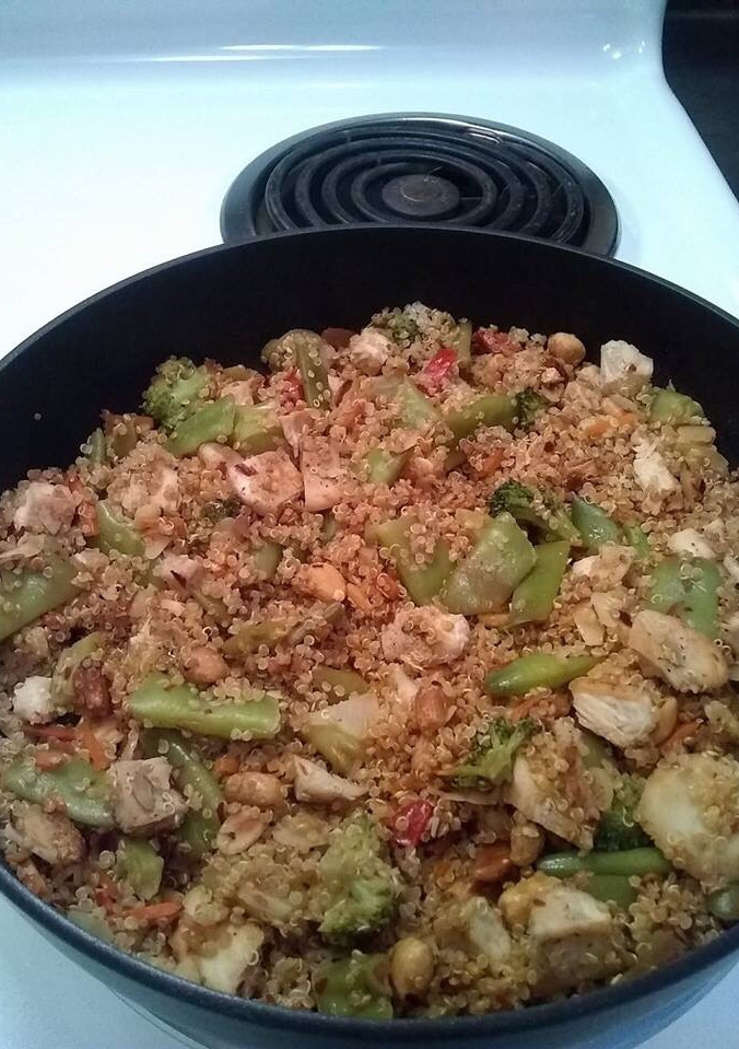 Una foto de Quinoa con ejotes y pechuga de pollo