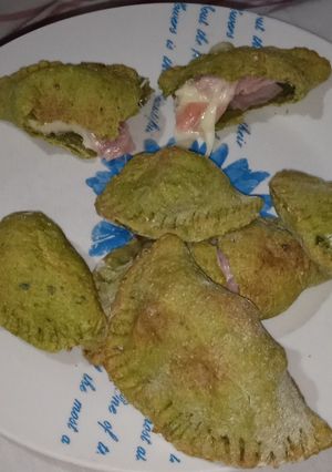Una foto de Empanadas de espinaca rellenas de jamón y queso