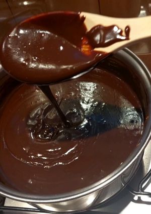 Una foto de Chocolate para cobertura brillante, muy untuoso y simple