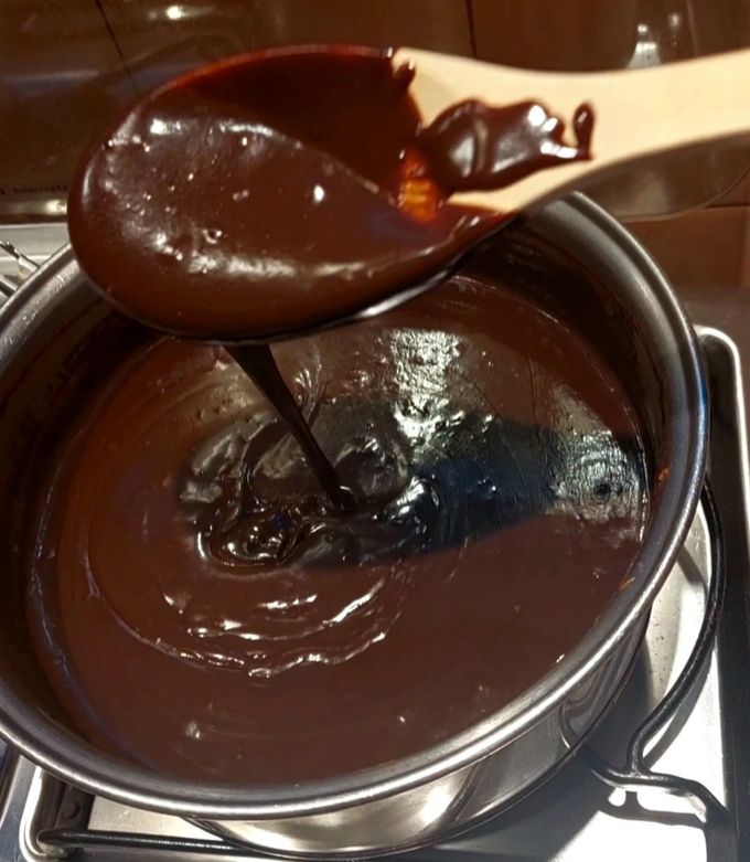 Una foto de Chocolate para cobertura brillante, muy untuoso y simple