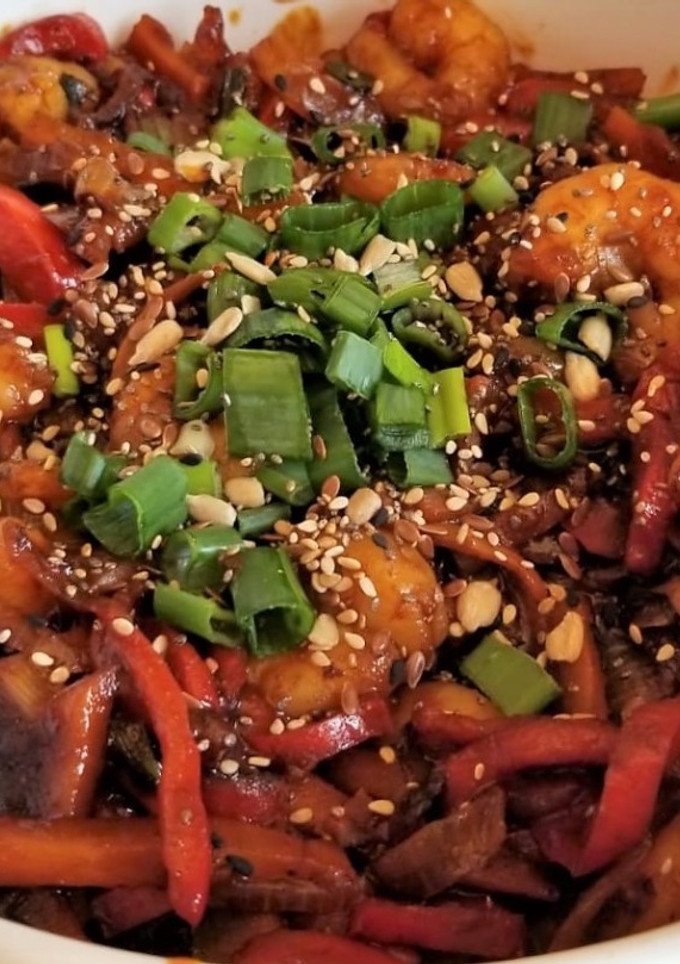 Una foto de Camarones salteados con teriyaki y curry