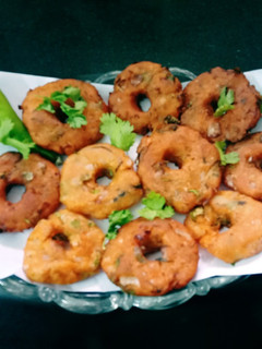 உருளைக்கிழங்கு வடை (Urulaikilanku vadai recipe in tamil) செய்முறை முக்கிய புகைப்படம்