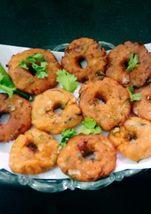 உருளைக்கிழங்கு வடை (Urulaikilanku vadai recipe in tamil) செய்முறை முக்கிய புகைப்படம்