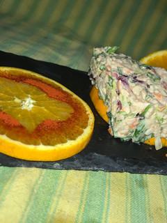 Una foto de Ensalada de marisco y salsa rosa