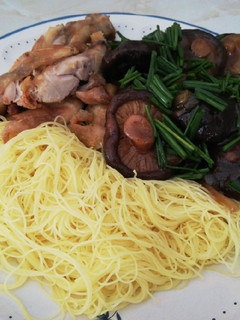 Una foto de Pollo frito con setas shiitake y fideos de arroz al curry