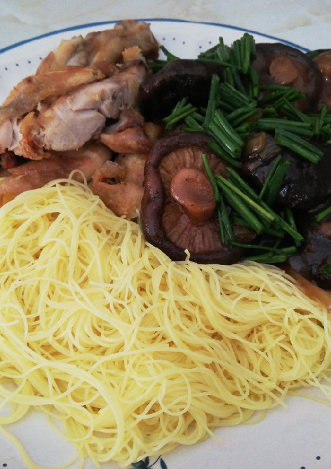 Una foto de Pollo frito con setas shiitake y fideos de arroz al curry