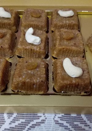 गुड़ मावा बर्फी (Gur Mawa Barfi recipe in Hindi) रेसिपी मुख्य फोटो