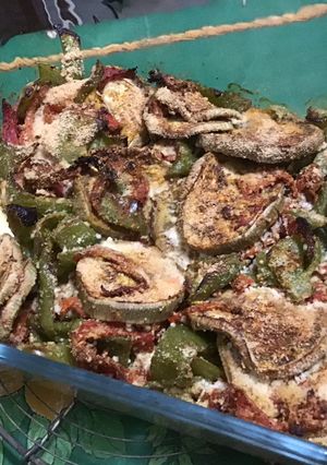Une photo de Gratin d'aubergines blanches aux deux poivrons, épices et parmesan