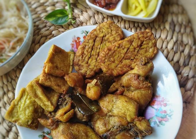 Cara Gampang Menyiapkan Ayam Goreng Bumbu Kuning, Menggugah Selera