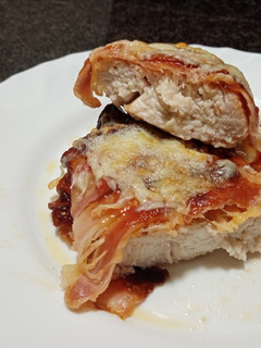 Una foto de Pechuga de pollo enrollada en bacon