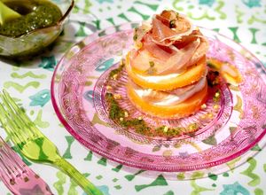Foto di Millefoglie Melone Crudo Fiordilatte con Salsa verde e granella