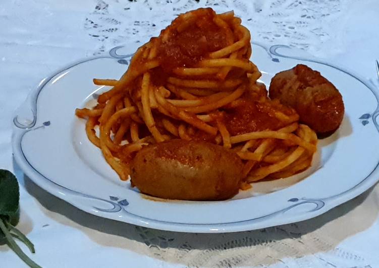 Recipe of Favorite Bucatini al sugo di salsicca