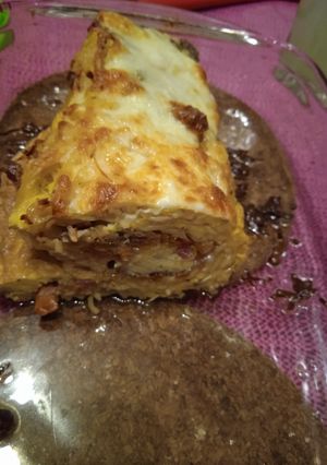 Une photo de Pâtes carbonara en mode omelette roulée