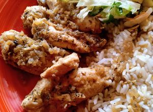 Una foto de Filetitos de pollo en salsa de vino blanco y hierbas provenzales