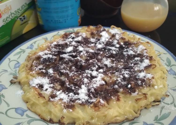 Cara termudah untuk Memasak EnakPizza Mie Manis (Martabak Mie Manis)