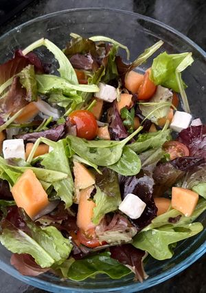 Una foto de Ensalada “Saga” 🥗 de melón y queso feta