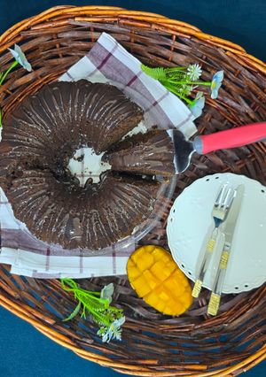 عکسی از دستور کیک شکلاتی با سس شکلاتی شیر عسلی
