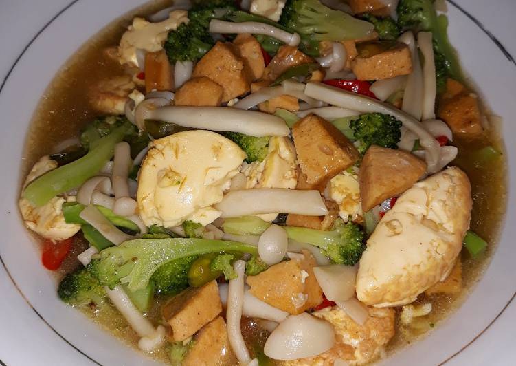 Bagaimana Menyiapkan Cah Brokoli dengan Tofu, Sosis, Jamur Shimeji Anti Gagal