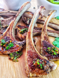 Una foto de Chuletillas de cordero con salsa chimichurri