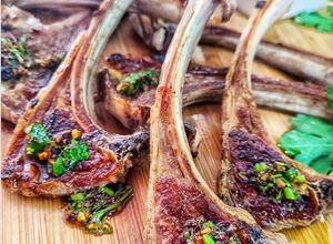 Una foto de Chuletillas de cordero con salsa chimichurri