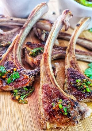 Una foto de Chuletillas de cordero con salsa chimichurri