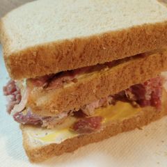 Skye's cold leftover Cornbeef Sandwich A picture of Skye's cold leftover Cornbeef Sandwich.