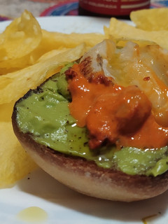 Una foto de Pintxo de hueva de jibia con alioli de aguacate