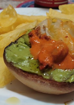 Una foto de Pintxo de hueva de jibia con alioli de aguacate