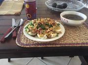 Una foto de ensalada de berros huevo