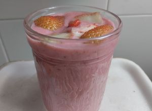 Una foto de Licuado🧊🧃 de fresa y banano🥛🍓🍌