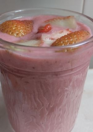Una foto de Licuado🧊🧃 de fresa y banano🥛🍓🍌