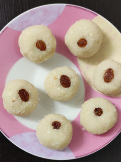 தேங்காய் அவல் லட்டு (Cocount aval laddu) செய்முறை முக்கிய புகைப்படம்