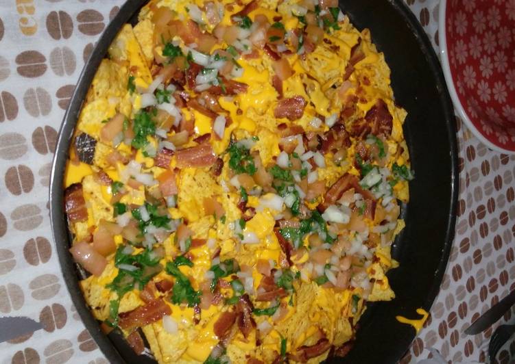 Nachos com molho de cheddar, guacamole e bacon - Tudogosreceitas