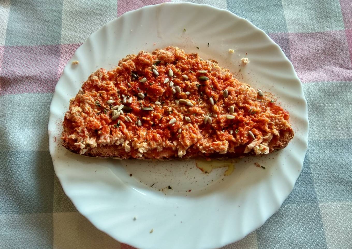 Tostada picante de Atún con tómate y pipas (girasol y calabaza)