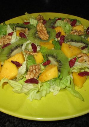 Foto principal de Mango y kiwi sobre lechuga-vegano