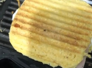 Foto de Pão de milho no micro-ondas