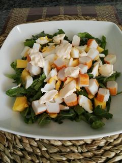 Una foto de Ensalada de rúcula, mango y surimi